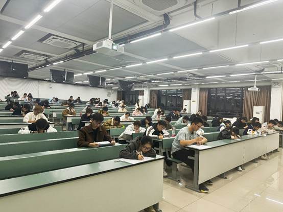 图片包含 室内, 天花板, 人们, 充满 AI 生成的内容可能不正确。 图片包含 室内, 天花板, 人们, 充满 AI 生成的内容可能不正确。