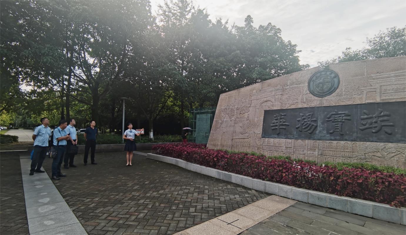 照片2 参观校园.jpg